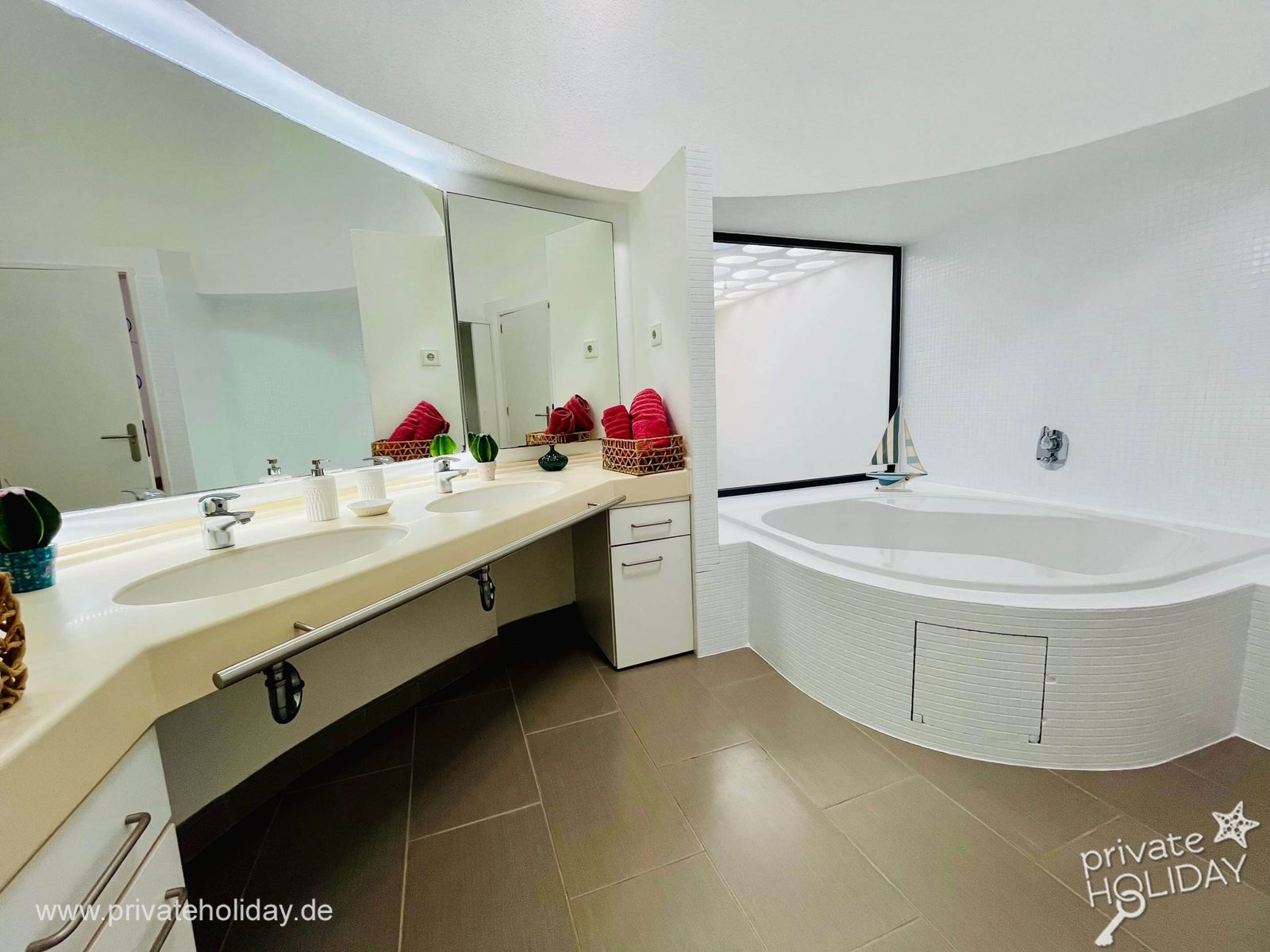 Salle de bain avec baignoire balnéo et double vasque – Costa Calma, Fuerteventura