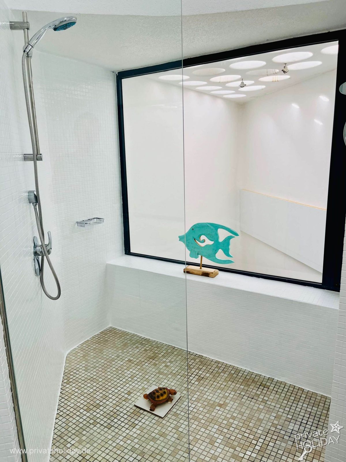 Douche avec sol en mosaïque et paroi vitrée – Costa Calma, Fuerteventura