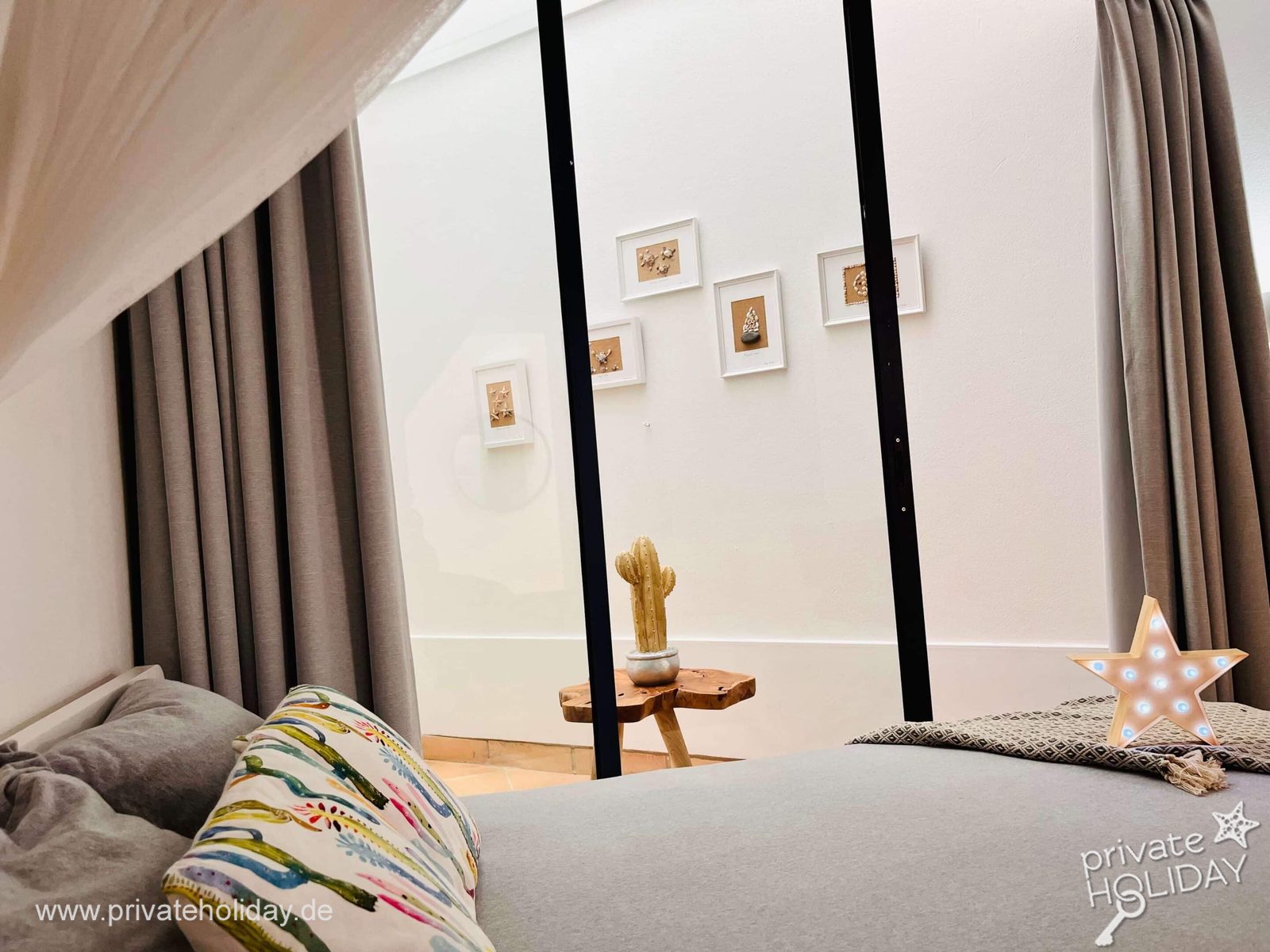 Chambre avec lit double et rideaux – Costa Calma, Fuerteventura