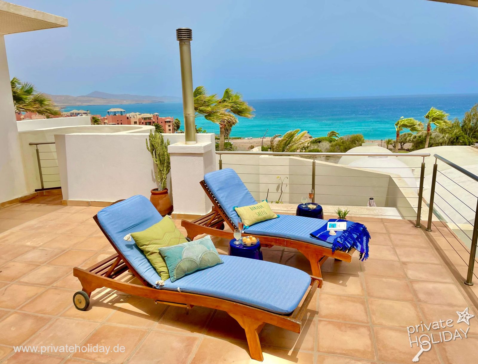 Terraza soleada con tumbonas y vistas al mar – Costa Calma, Fuerteventura
