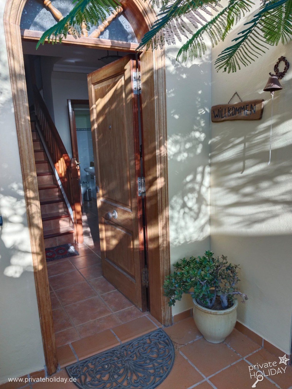 Wejście z otwartymi drewnianymi drzwiami i schodami – Candelaria, Tenerife