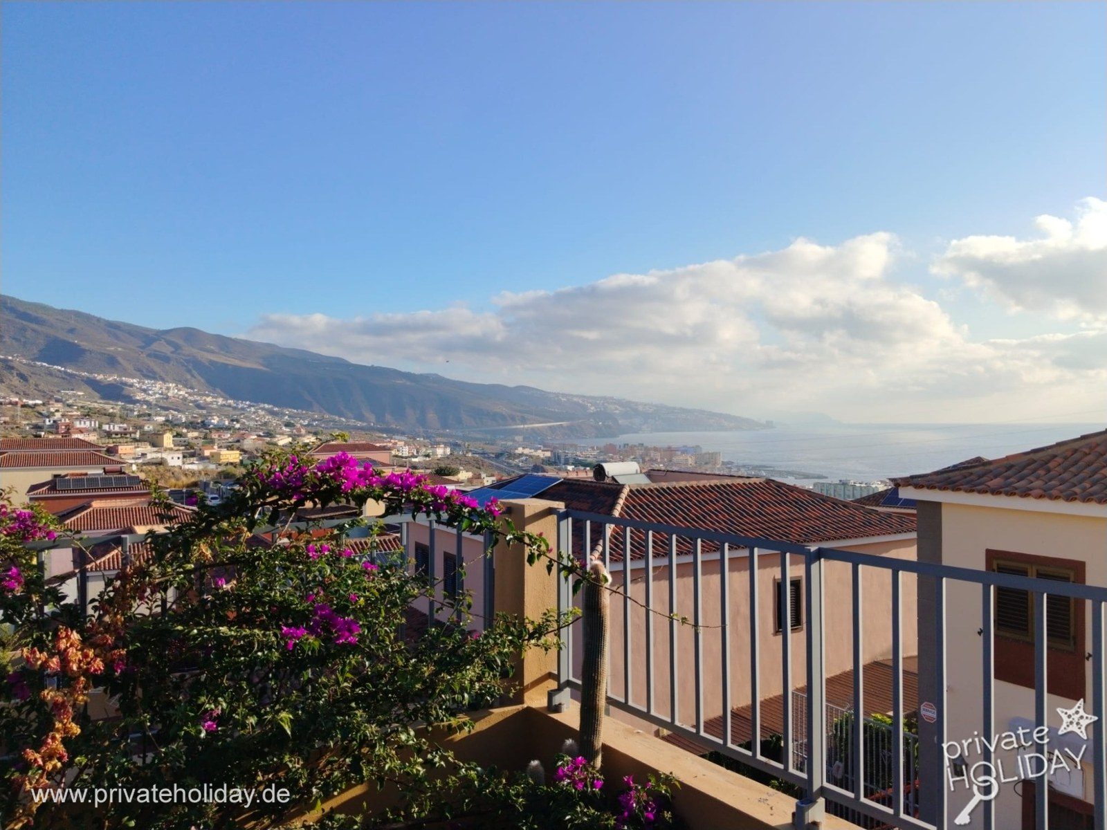 Taras z widokiem na morze i kwiatami – Candelaria, Tenerife