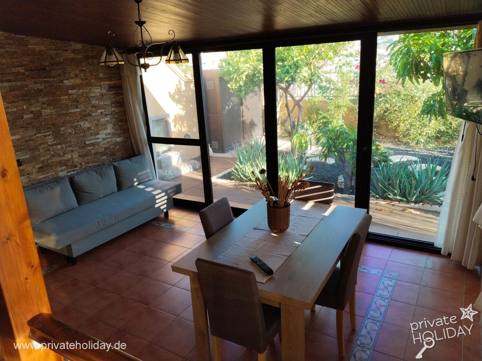 Zabudowany taras ze stołem jadalnym i widokiem na ogród – Candelaria, Tenerife