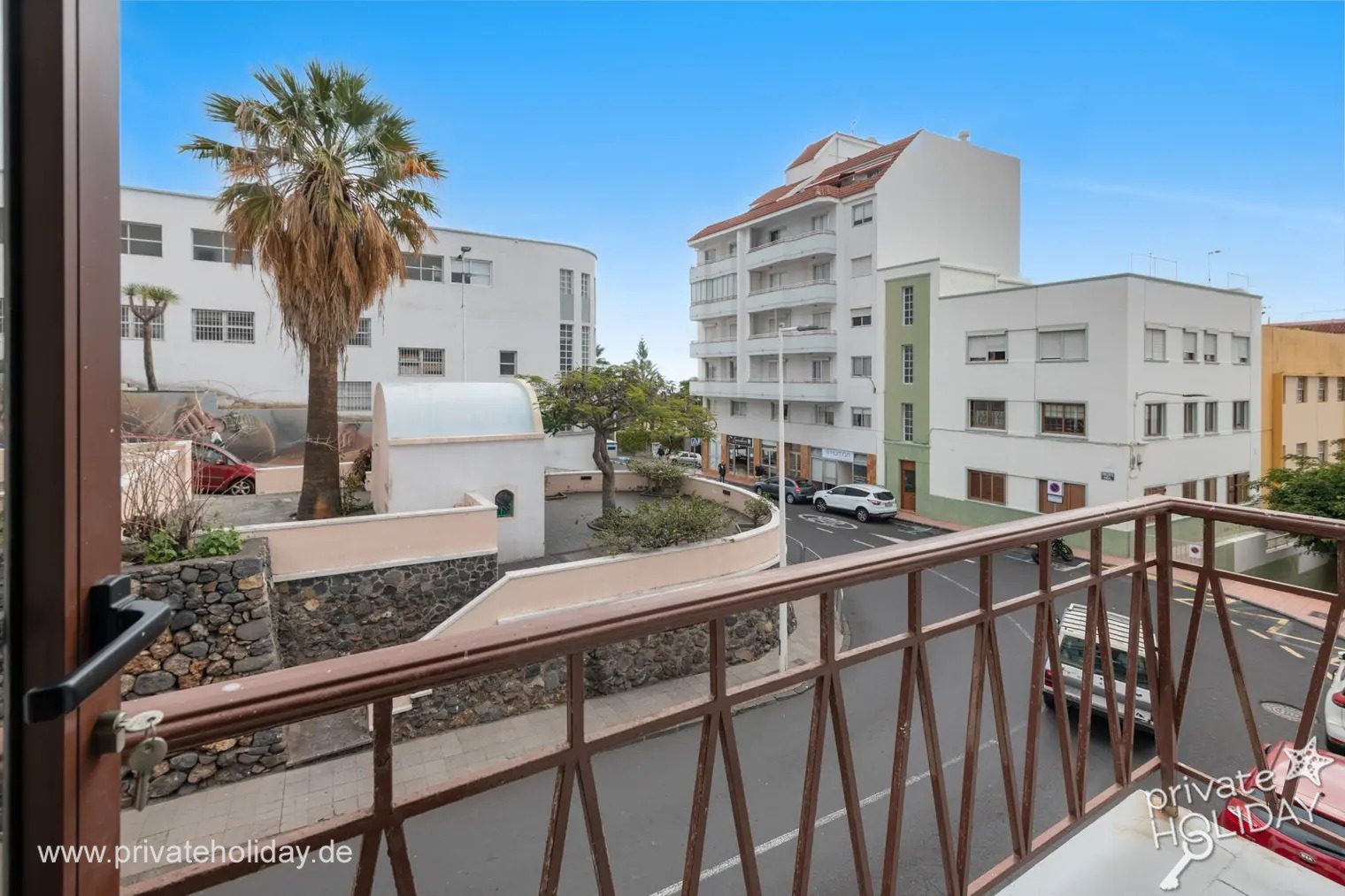 Balkon z widokiem na ulicę i budynki – Santa Cruz de La Palma, La Palma