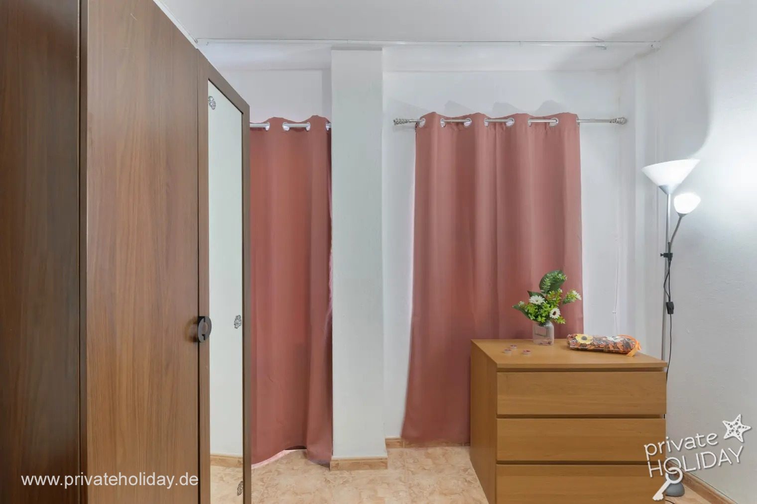 Camera da letto con cassettiera e tende rosa – Santa Cruz de La Palma, La Palma