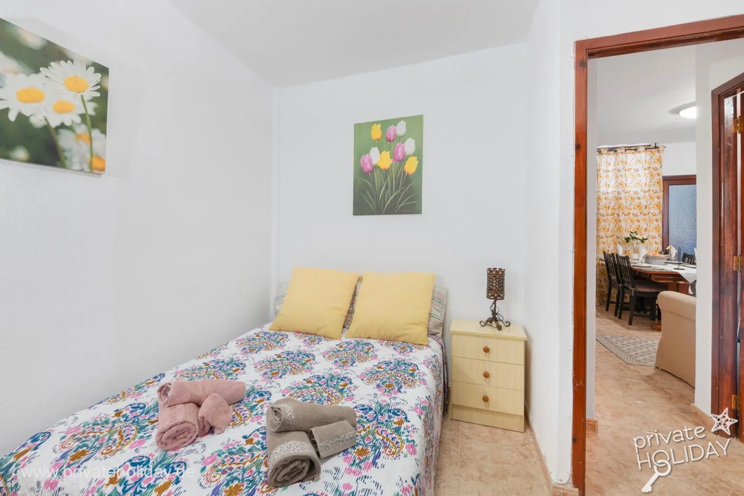 Camera con letto matrimoniale e decorazioni floreali – Santa Cruz de La Palma, La Palma