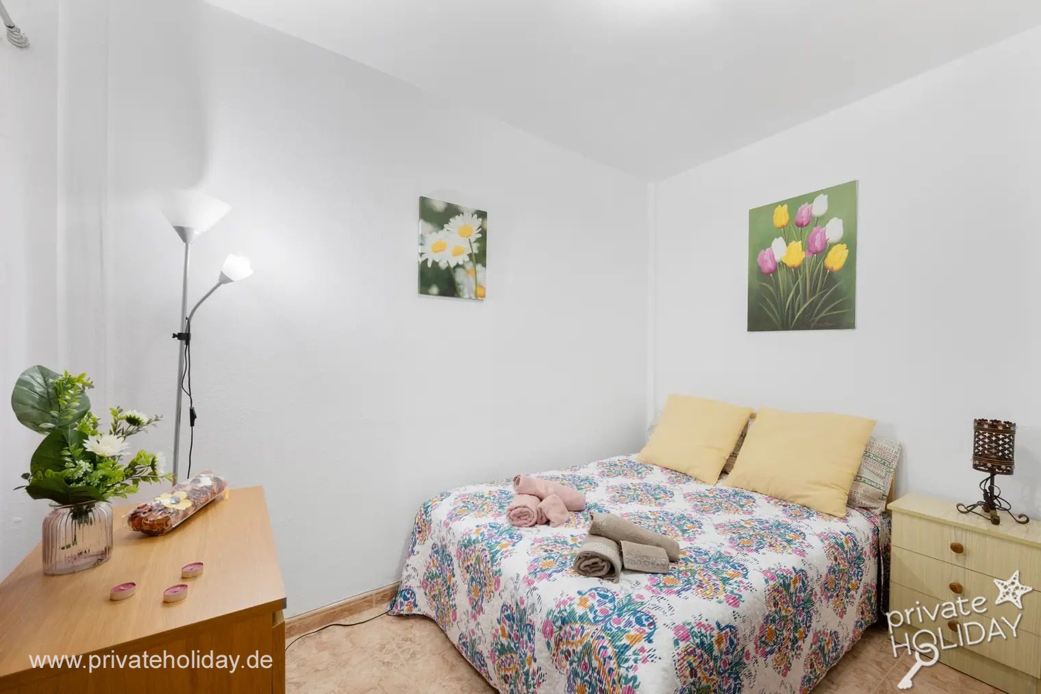 Camera con letto matrimoniale e biancheria floreale – Santa Cruz de La Palma, La Palma