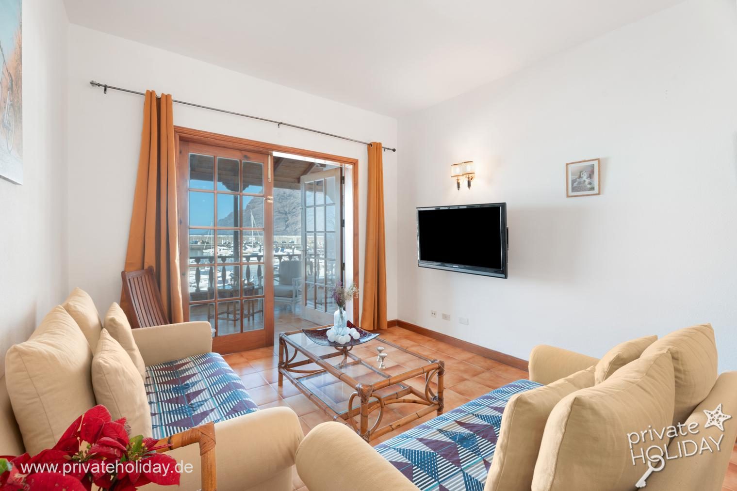 Salon avec canapés, télévision et vue mer – Los Gigantes, Ténérife