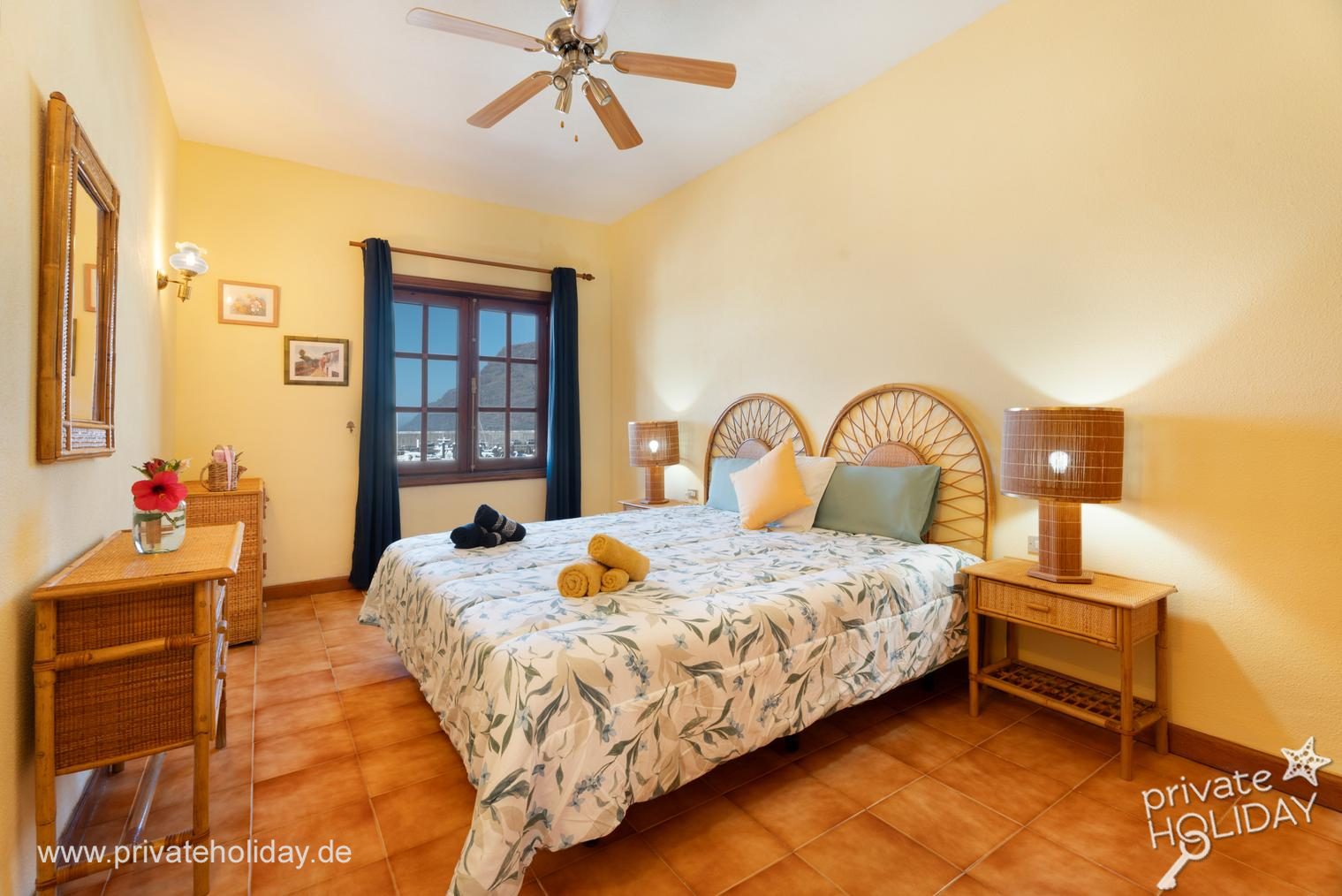Chambre avec lit double et vue sur la fenêtre – Los Gigantes, Ténérife