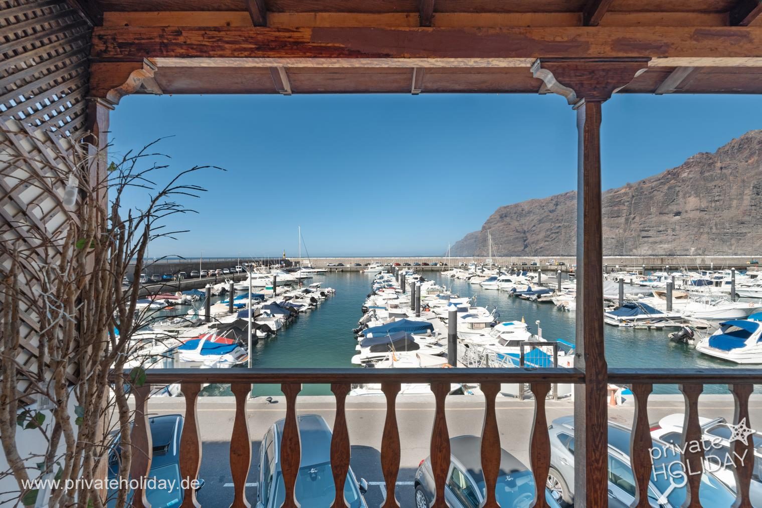 Overdakt balkon met haven- en zeezicht – Los Gigantes, Teneriffa