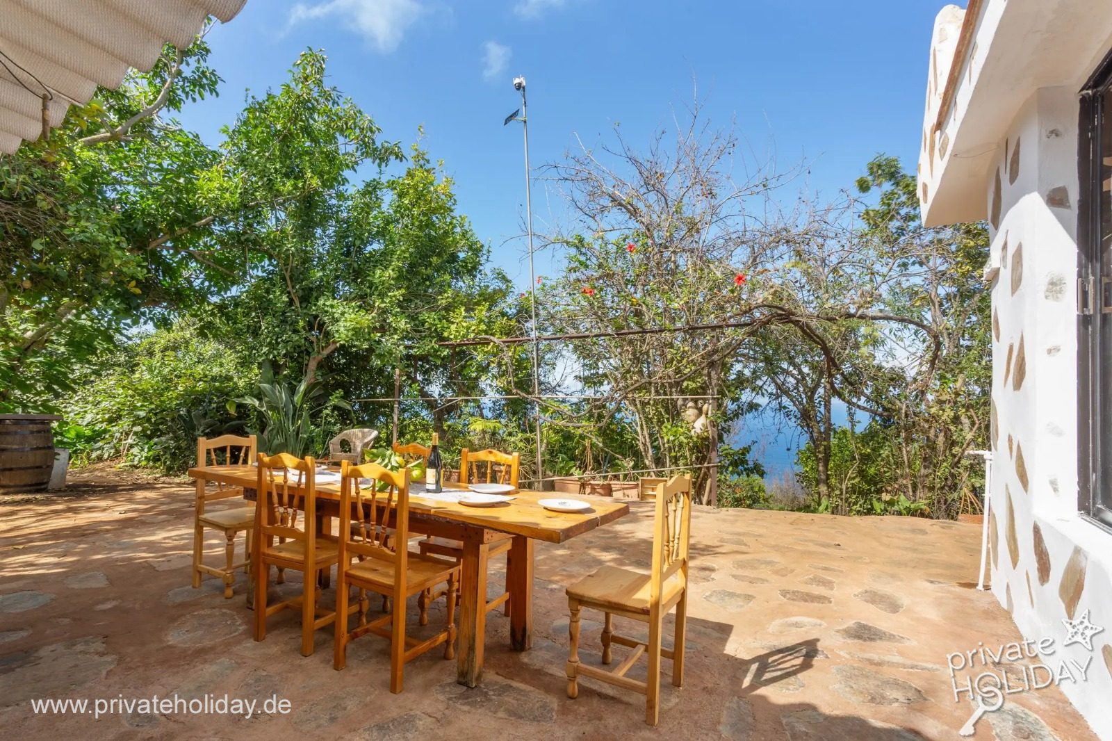 Terrasse couverte avec table et vue sur le jardin – Santa Ursula, Ténérife
