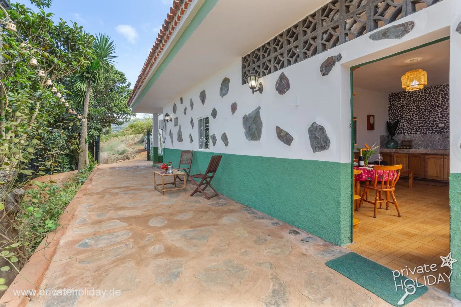 Façade de la maison avec terrasse et allée de jardin – Santa Ursula, Ténérife