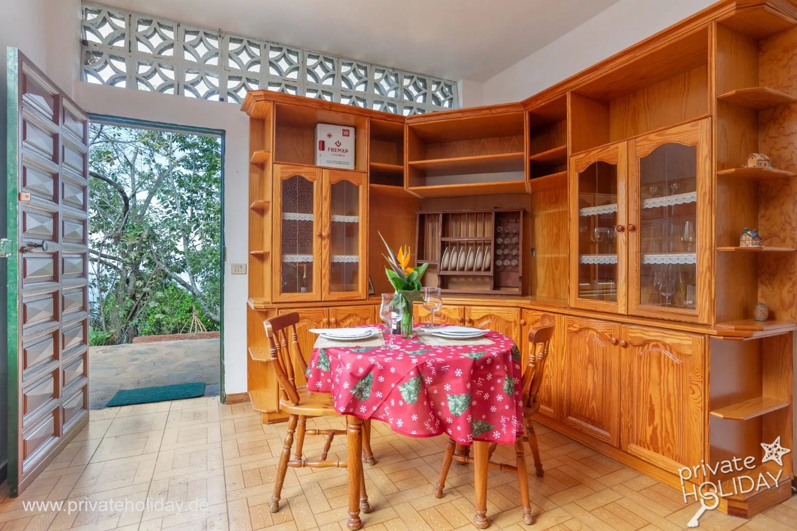 Coin repas avec meubles en bois et accès au jardin – Santa Ursula, Ténérife