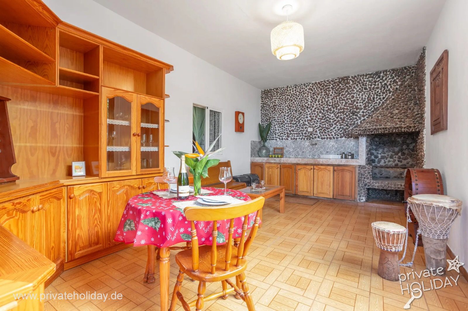Salle à manger avec table en bois et coin barbecue en pierre – Santa Ursula, Ténérife