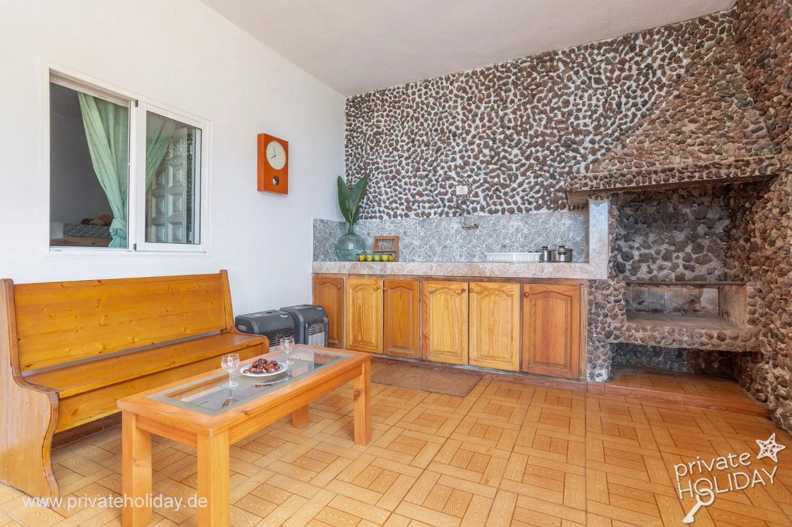 Séjour avec banquette et mur cheminée – Santa Ursula, Ténérife