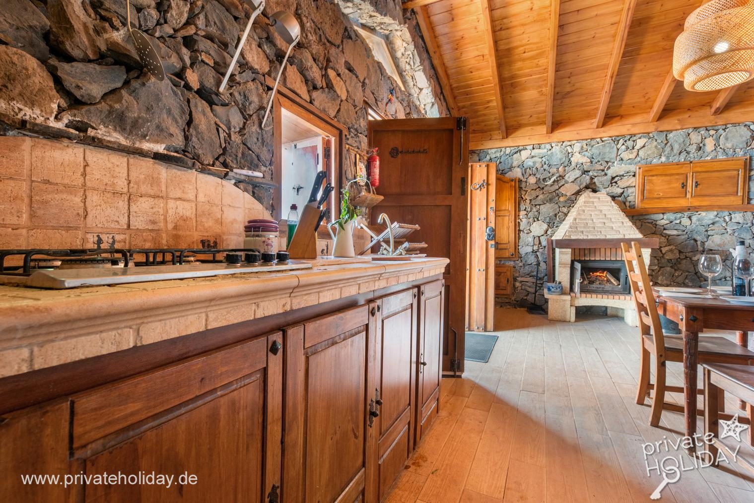Cucina con mobili in legno e camino – Santa Ursula, Tenerife