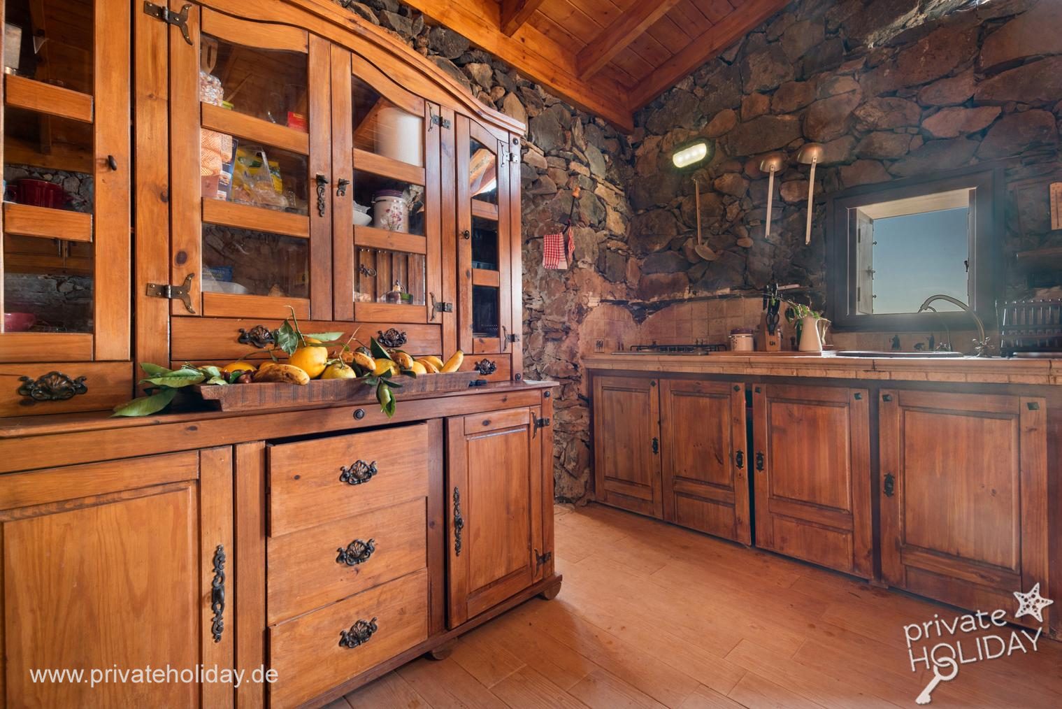 Cucina con vetrina e piano in pietra – Santa Ursula, Tenerife