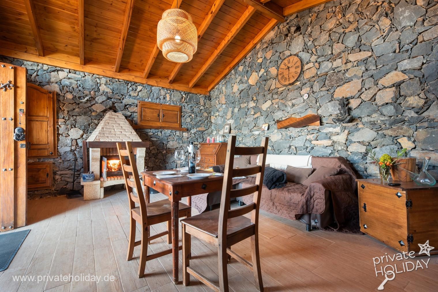 Zona pranzo con camino e tavolo in legno – Santa Ursula, Tenerife