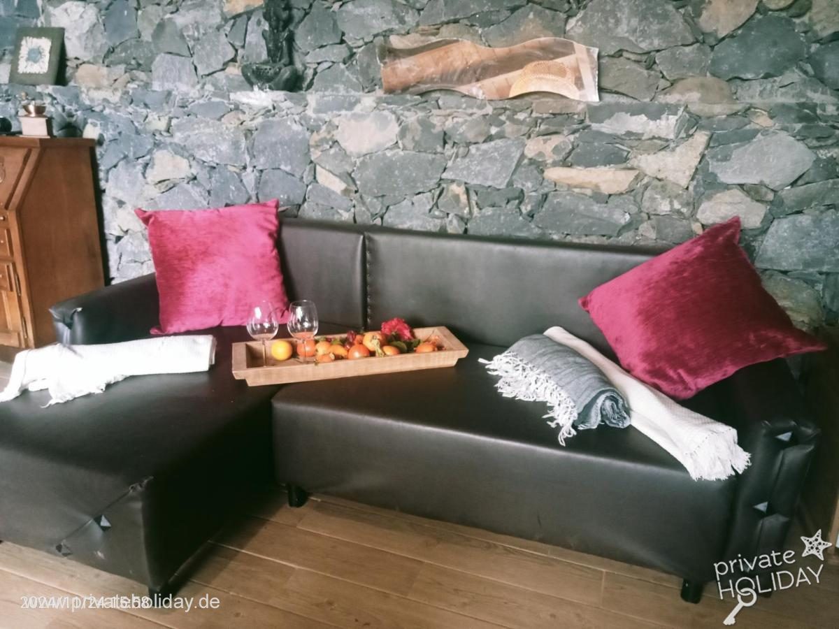Salottino con divano nero e cuscini – Santa Ursula, Tenerife