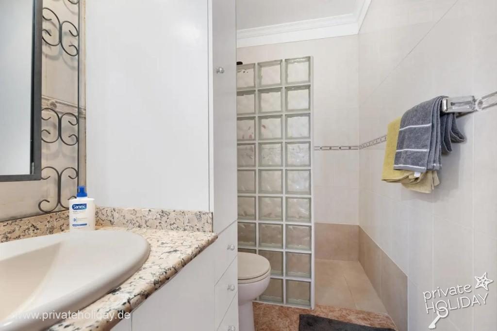 Salle de bains avec lavabo et paroi vitrée – Puerto de la Cruz, Ténérife