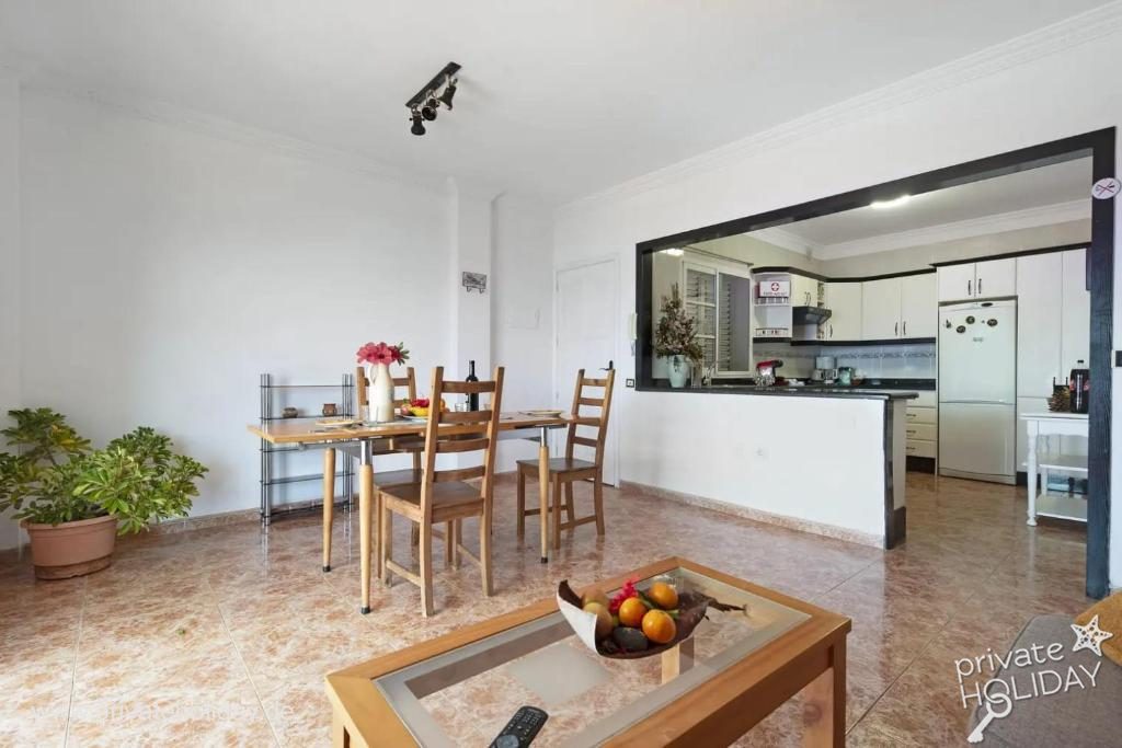 Coin repas avec cuisine ouverte et plante – Puerto de la Cruz, Ténérife