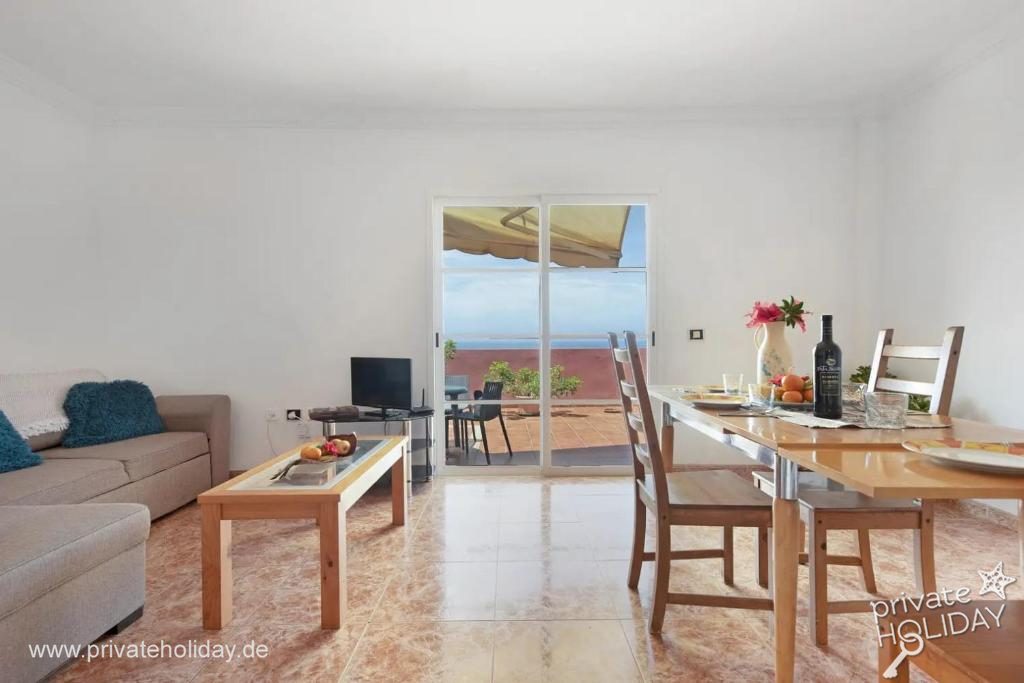 Salon avec porte coulissante vers la terrasse – Puerto de la Cruz, Ténérife