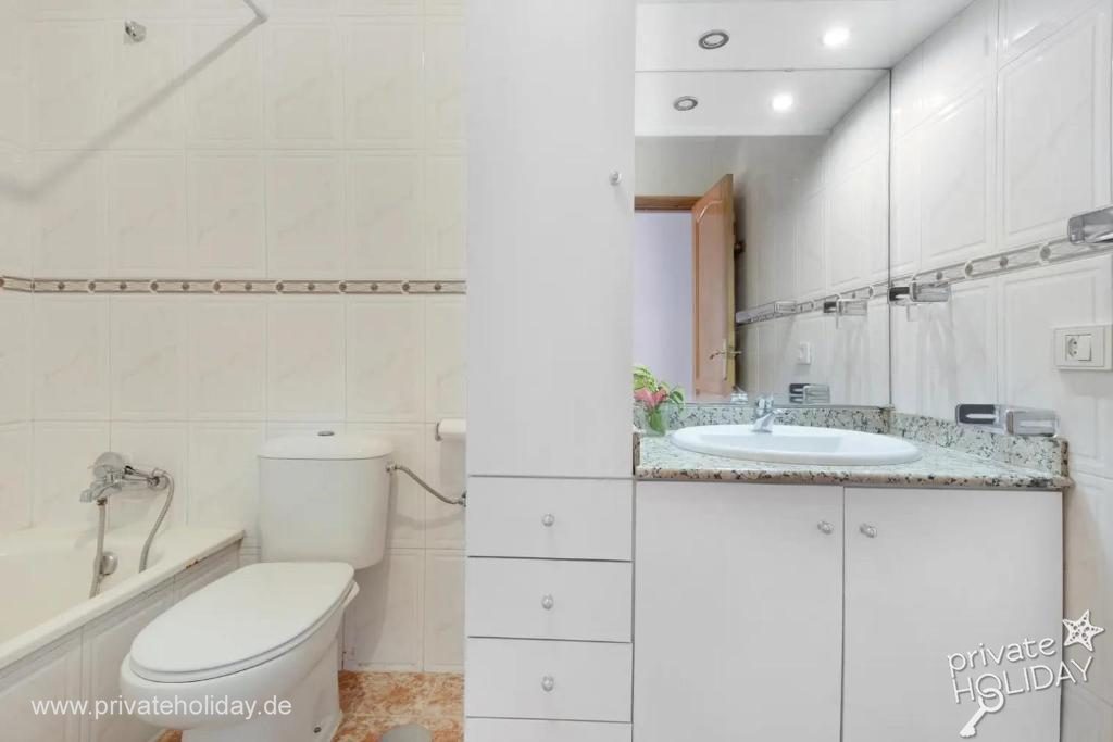 Salle de bains avec baignoire et meuble lavabo – Puerto de la Cruz, Ténérife