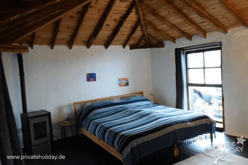 Bedroom with double bed and window – Icod de los Vinos, Tenerife